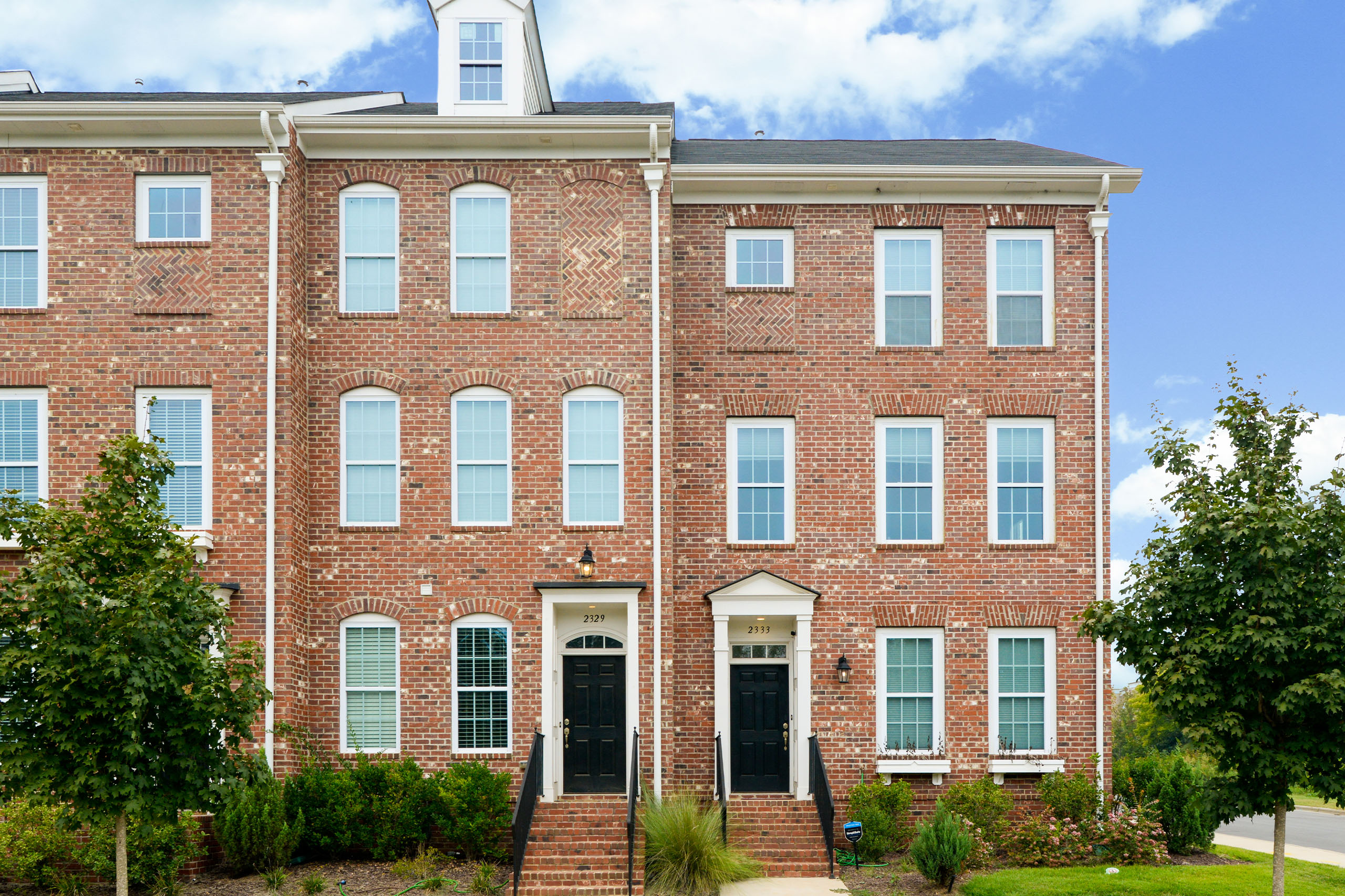 BRICK COLOR: PHOENIX | MORTAR COLOR: STANDARD GRAY
BUILDER: MEETING STREET HOMES & COMMUNITIES
MASON: JLS MASONRY | PHOTOGRAPHER: CLAY TOWNSEND